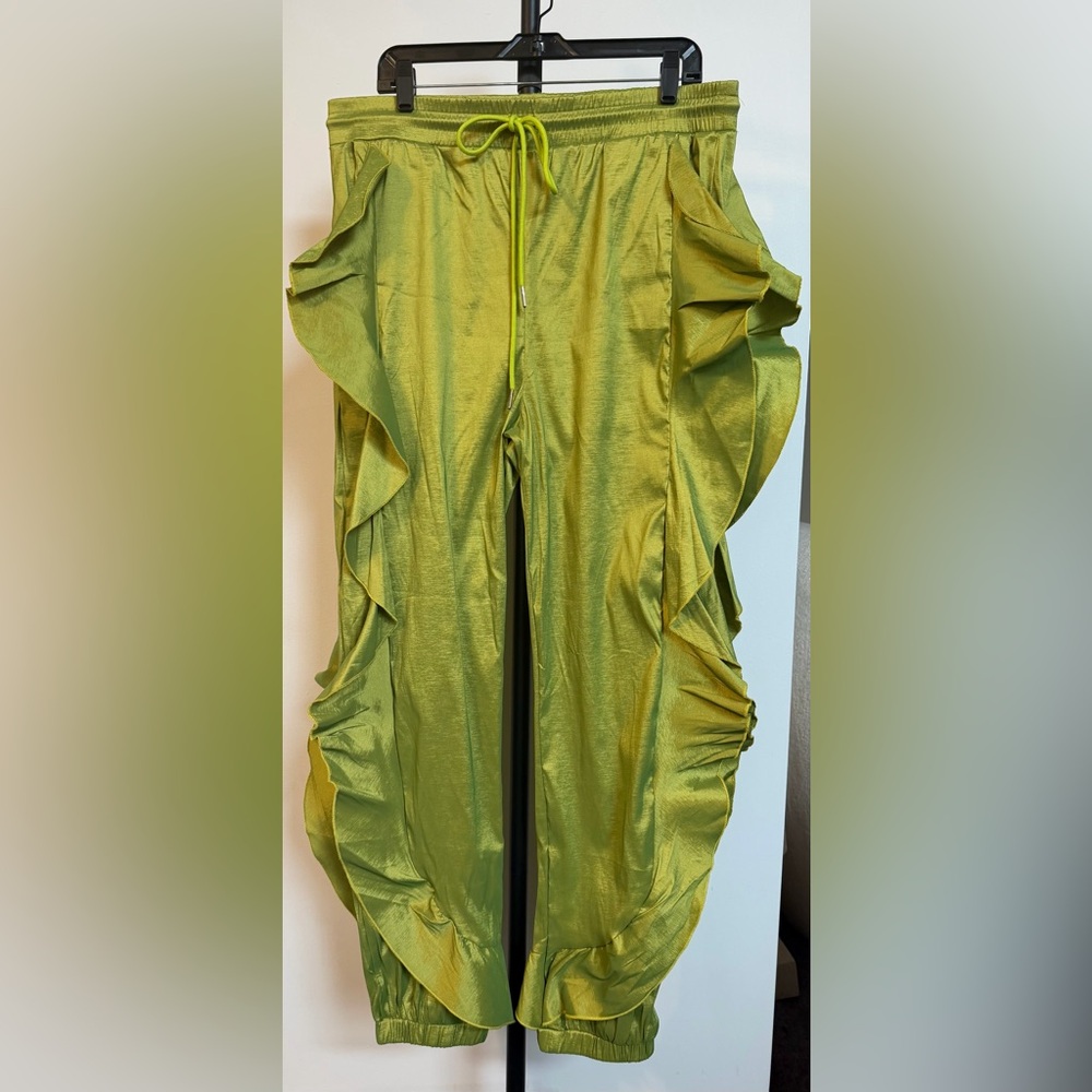 Love Highlight Elegant Vibrant Green Ruffled Pants